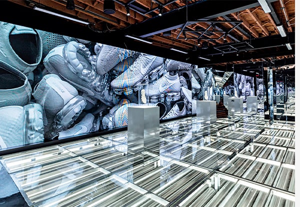 инсталляция в честь запуска Air Vapormax в 45 Grand Soho