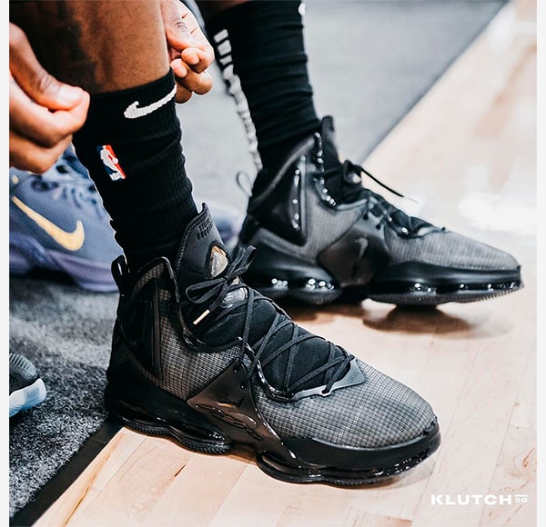чёрные Lebron XIX крупным планом